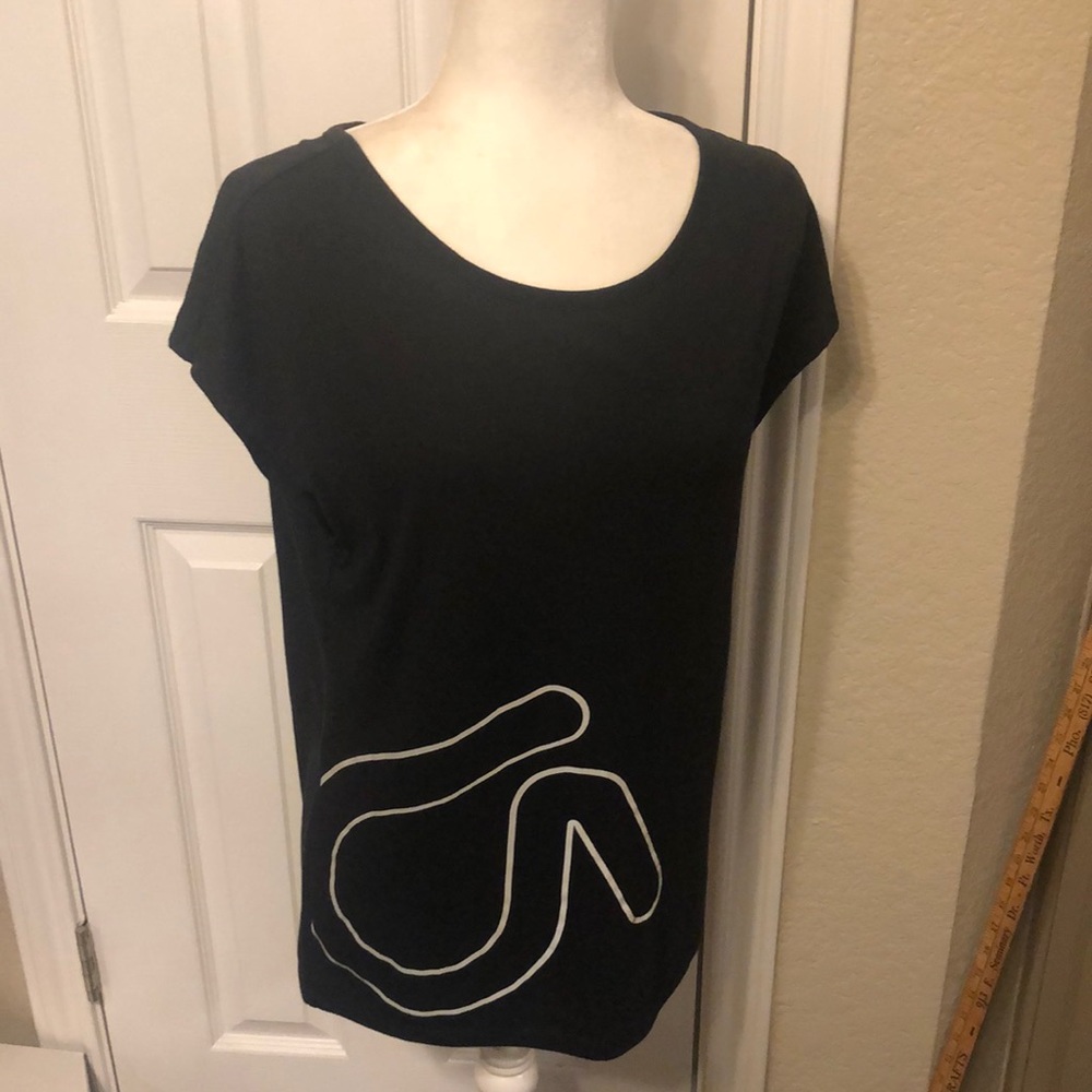 Black GapFit t-shirt